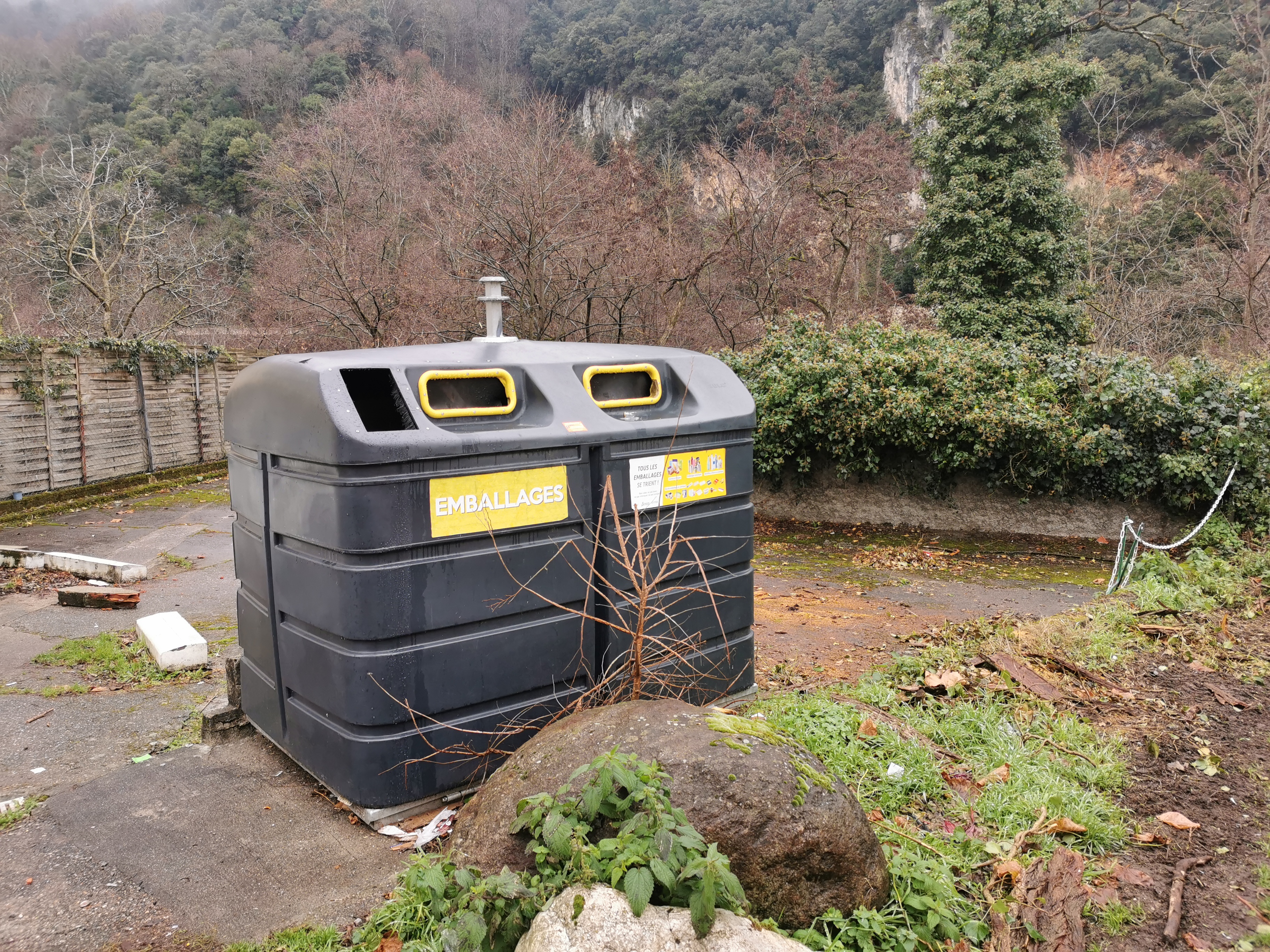 Quartier des Bruilhols à Foix - Borne recyclage