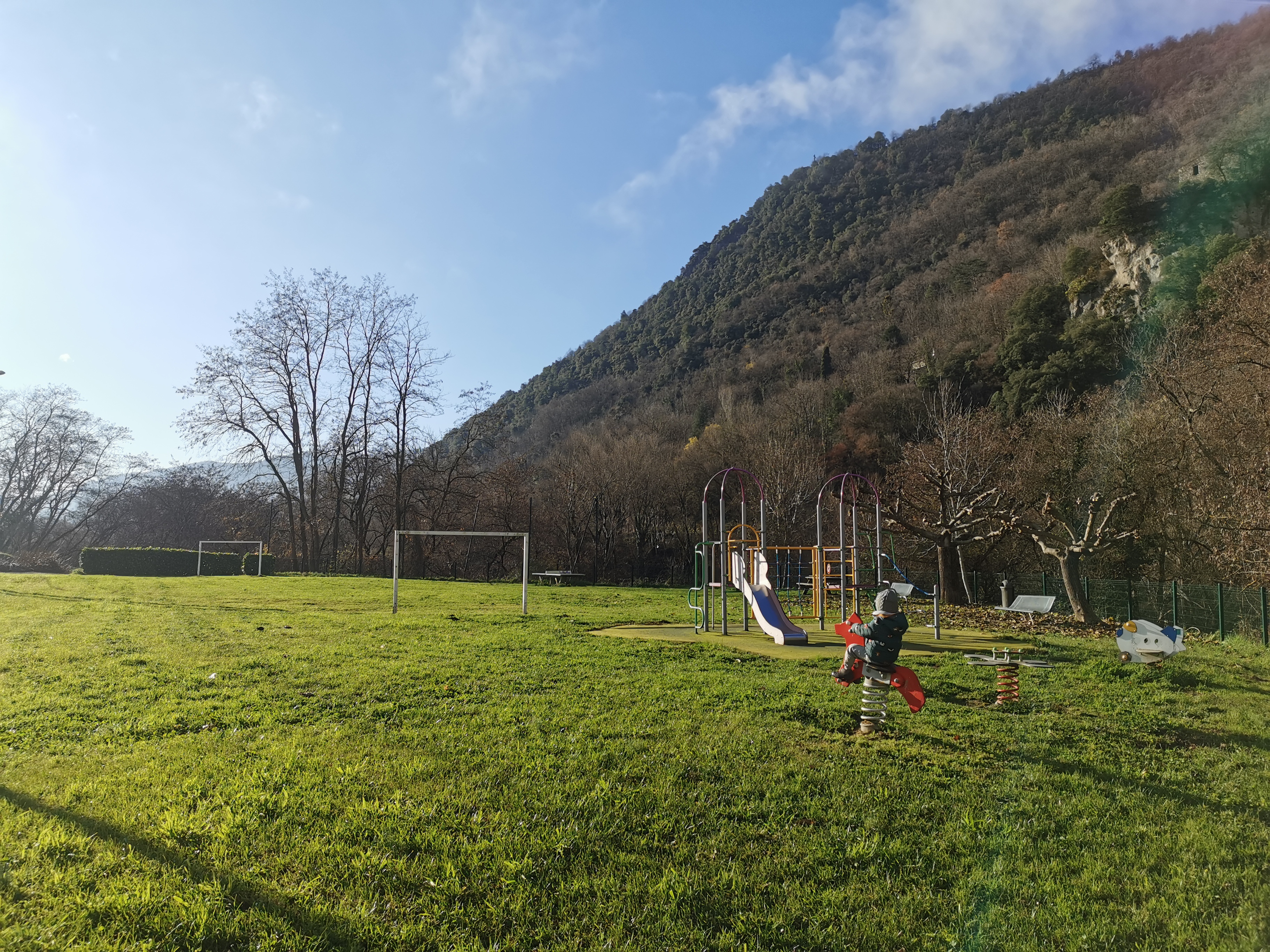 Photo d'ensemble du parc et jardin d'enfants du quartier des Bruilhols à Foix